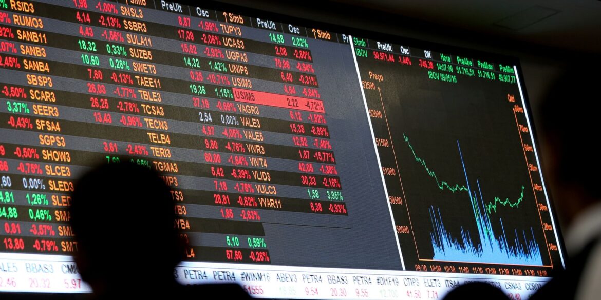 bolsa-volta-a-bater-recorde-e-dolar-cai-para-r$-5,36