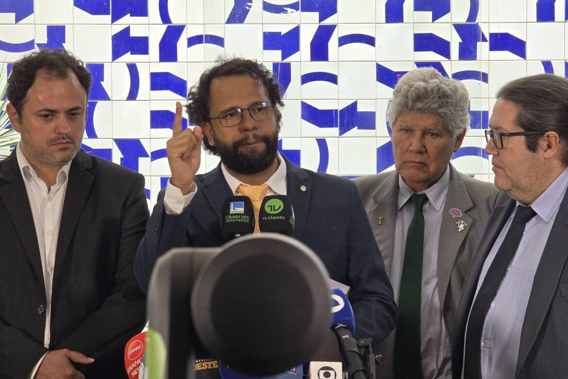 deputados-de-esquerda-classificam-operacao-de-policia-de-castro-como-'chacina'-e-'massacre'