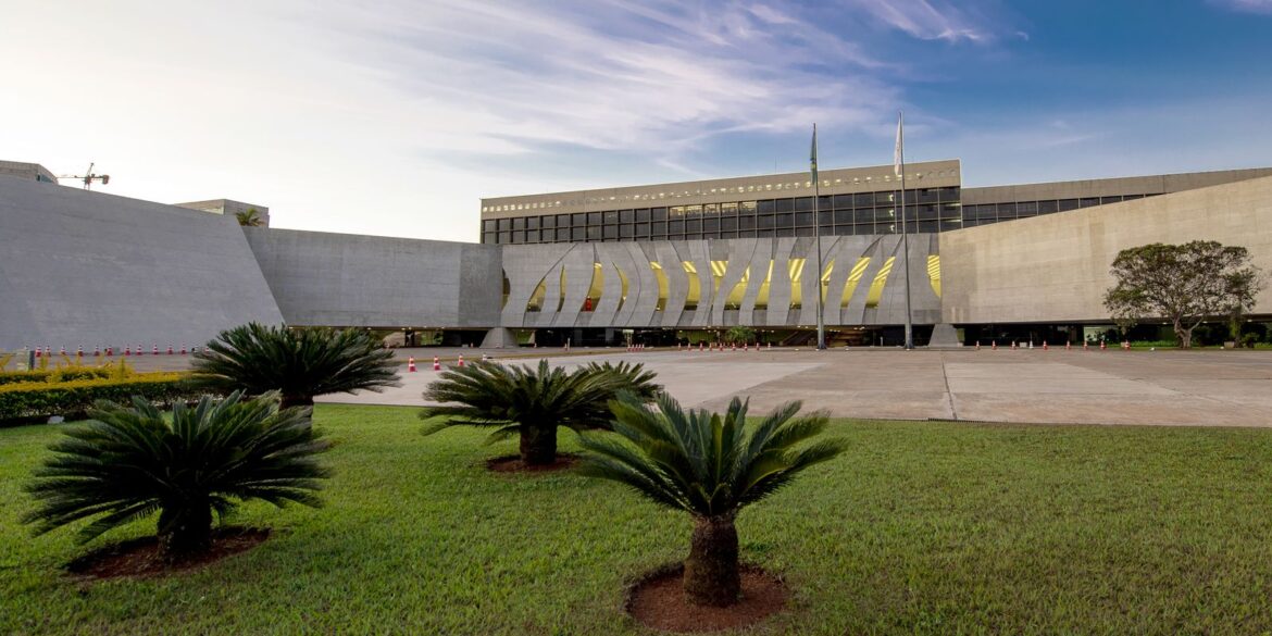 stj-suspende-operacoes-da-refinaria-de-manguinhos,-no-rio