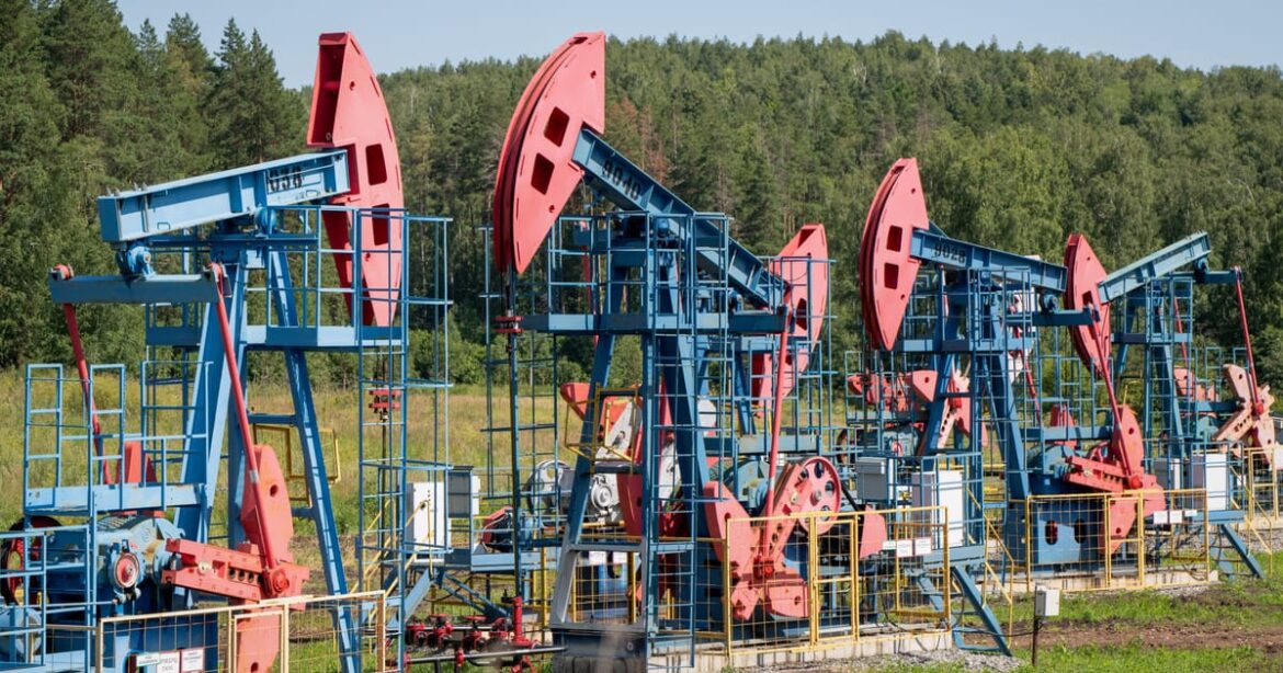 petroleo-fecha-com-leve-alta-apos-sessao-turbulenta
