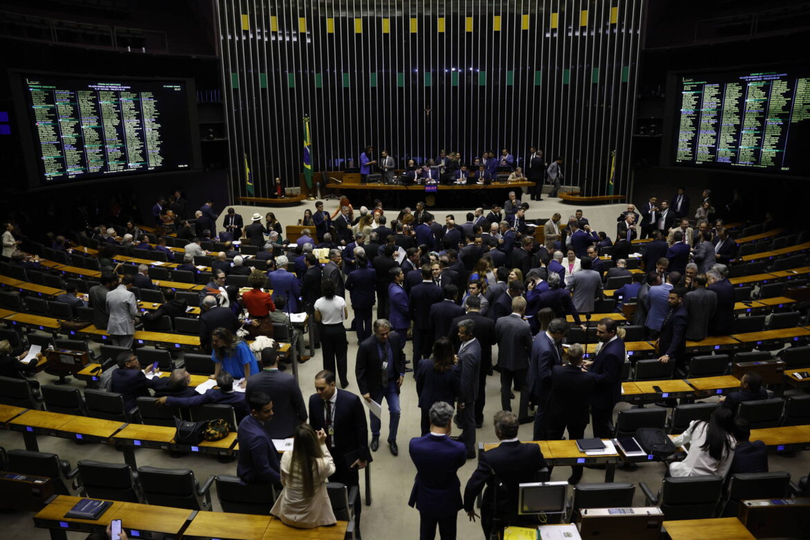 em-nome-de-deus:-o-pecado-combinado-entre-catolicos-e-evangelicos-na-camara