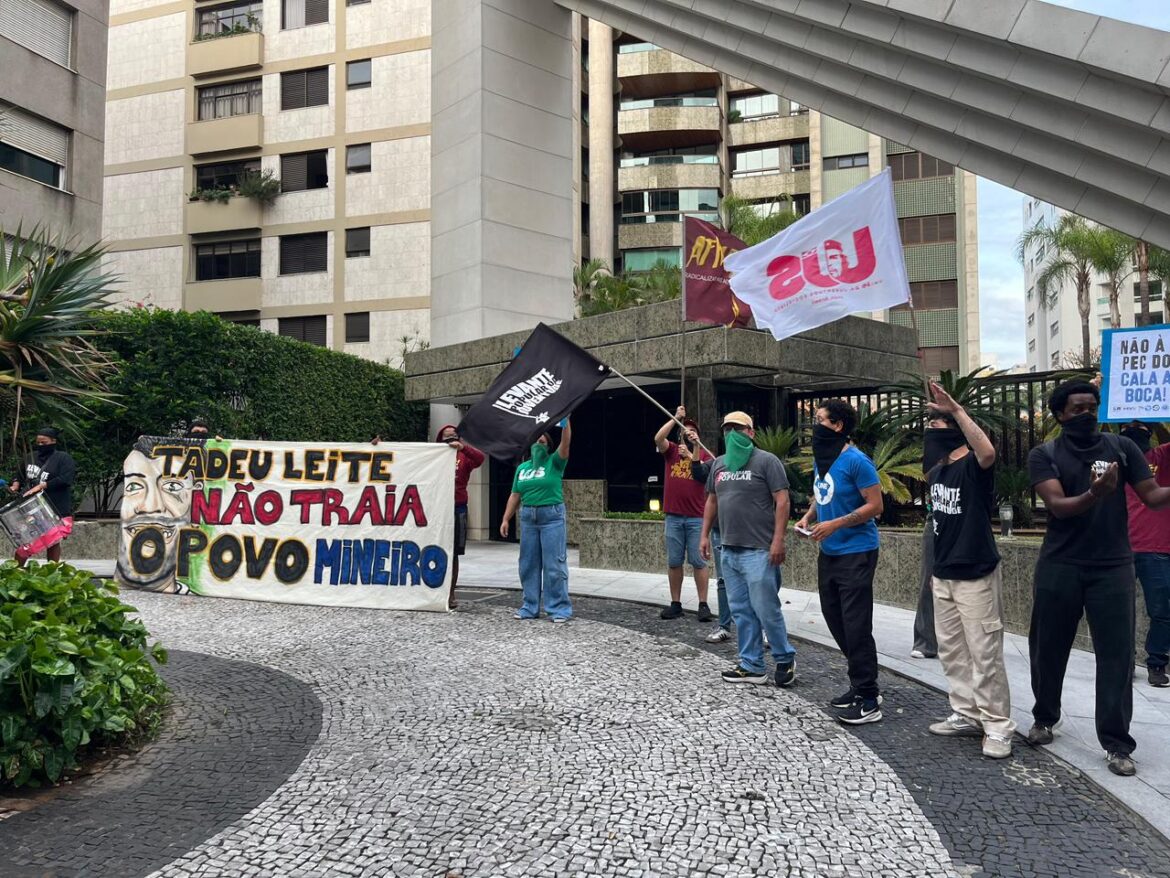 contra-a-pec-do-cala-a-boca:-jovens-protestam-em-frente-a-casa-do-presidente-da-almg