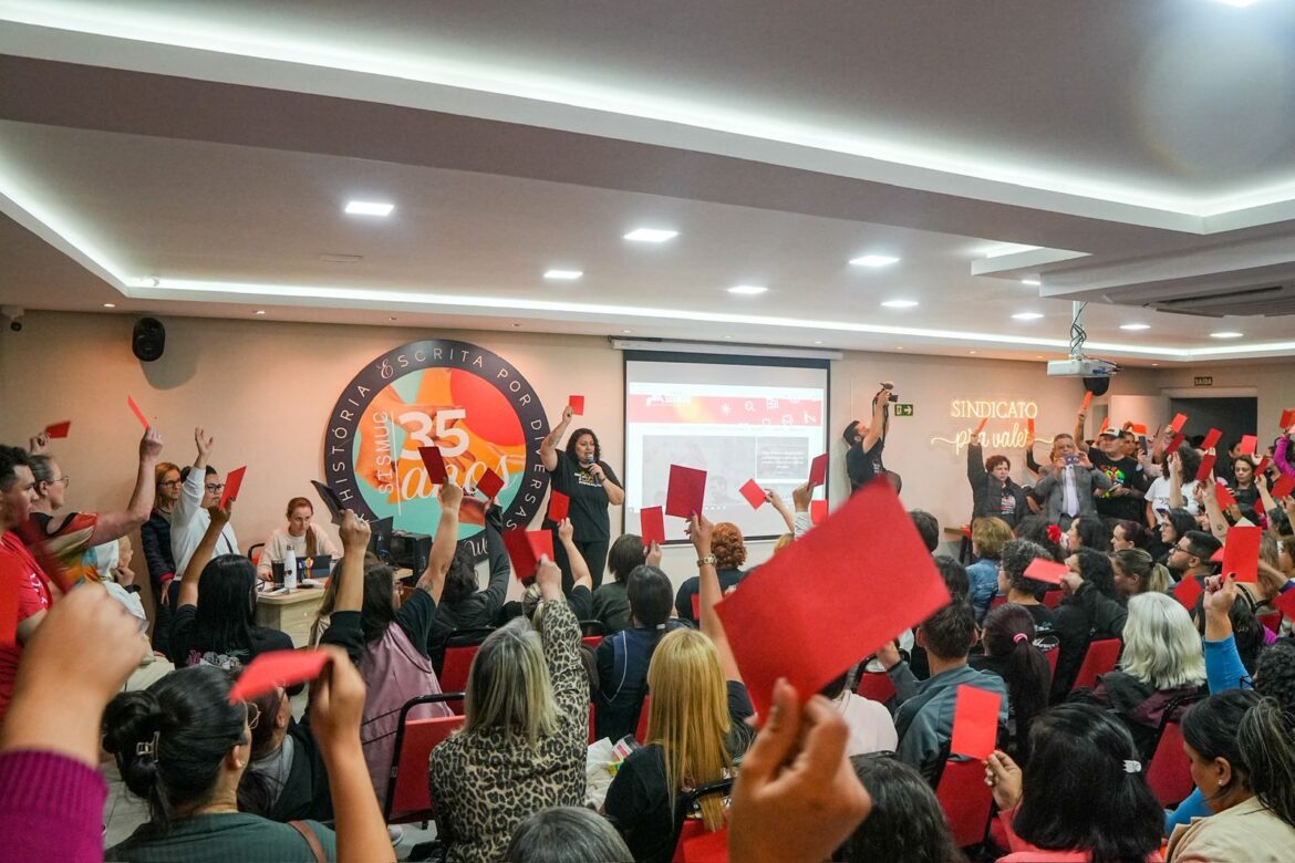 servidores-municipais-de-curitiba-aprovam-indicativo-de-greve