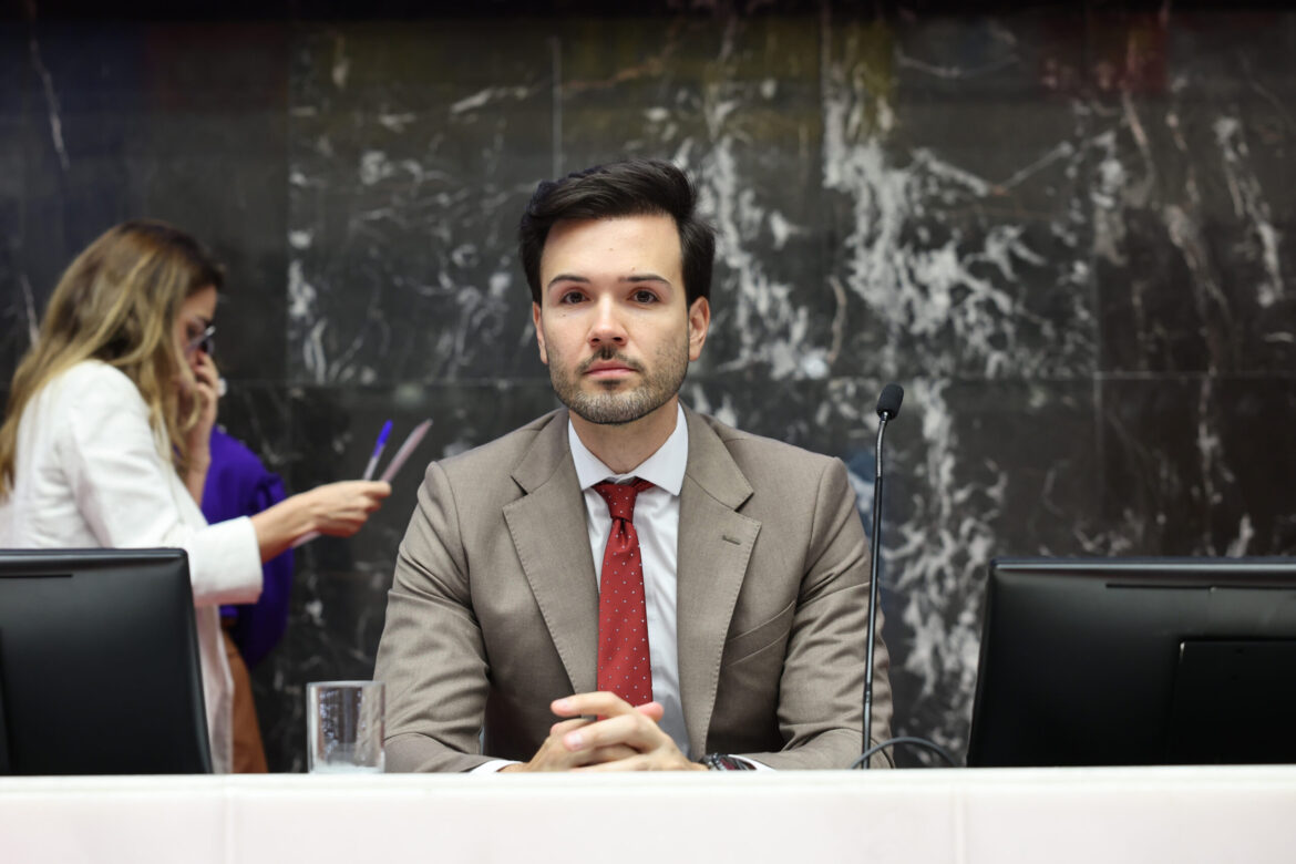 tadeu-leite-faz-manobra,-aceita-voto-fora-do-prazo,-e-pec-do-cala-a-boca-e-aprovada-pela-almg