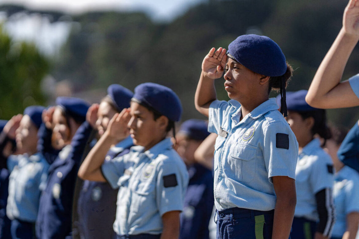 bandeira-de-ratinho-jr.,-colegios-civico-militares-tem-aprovacao-alta-no-parana