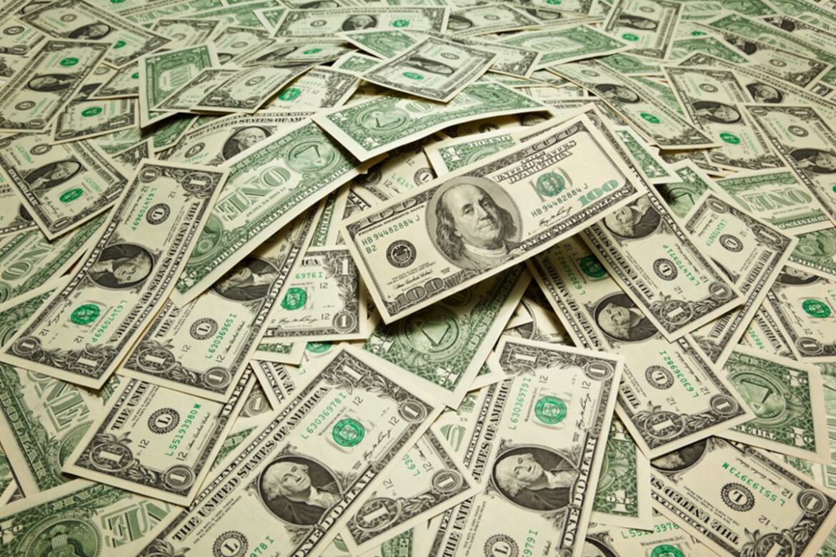 dolar-abre-em-baixa-com-ressaca-do-copom,-isencao-do-ir-e-petrobras