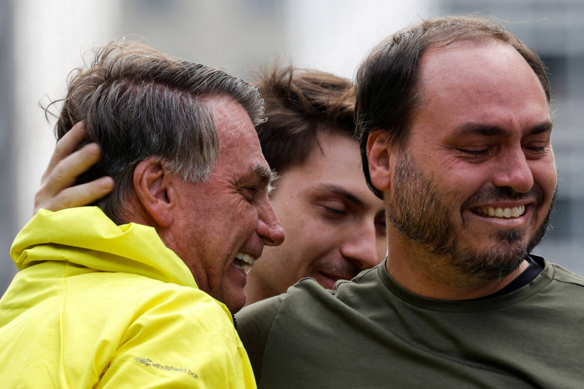 disputa-por-vaga-ao-senado-em-sc-expoe-racha-e-tentativa-do-cla-bolsonaro-de-se-proteger
