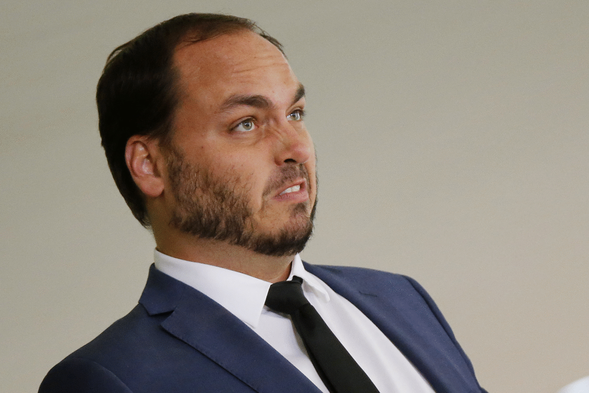 como-santa-catarina,-o-estado-mais-reacionario-do-brasil,-esta-enterrando-carlos-bolsonaro-e-familia