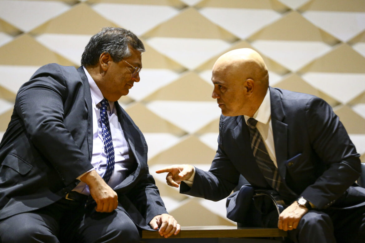moraes-e-dino-votam-para-rejeitar-recurso-e-manter-pena-contra-jair-bolsonaro