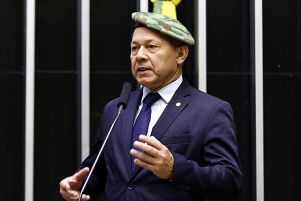 deputado-do-pl-emprega-companheira,-cunhada-e-concunhados-na-camara