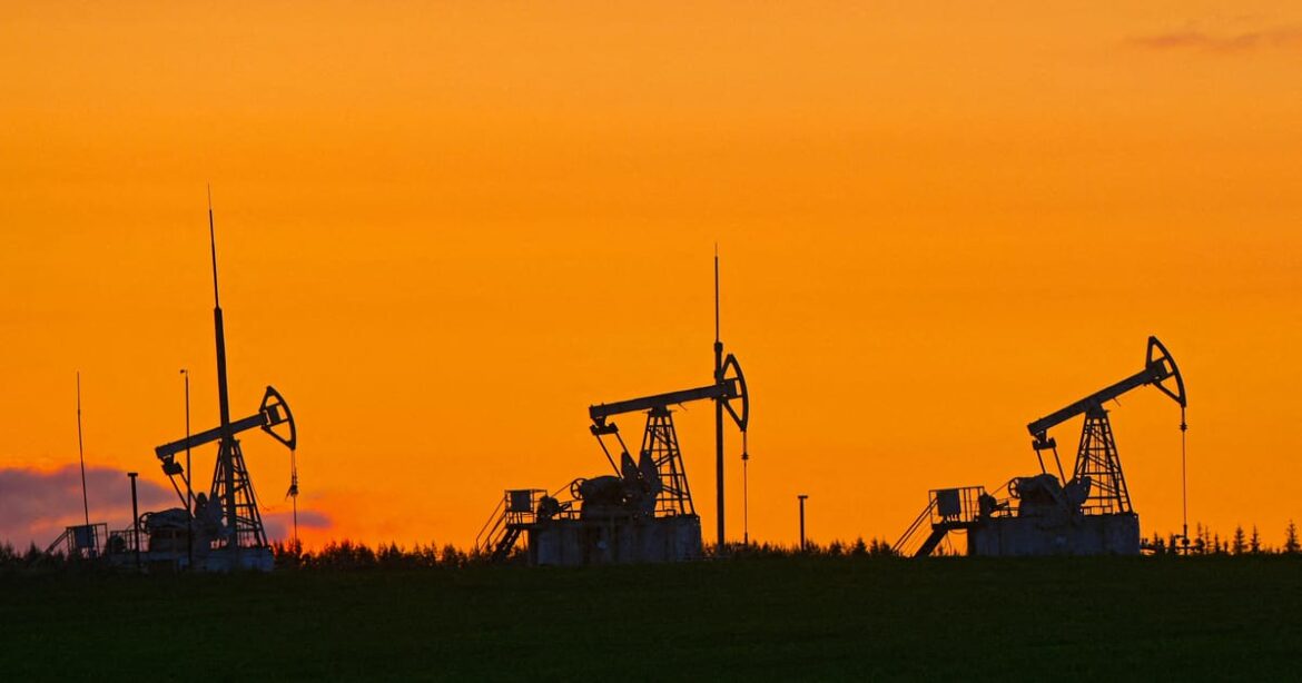 petroleo-se-recupera-no-final-da-sessao-por-expectativas-com-reuniao-eua-hungria