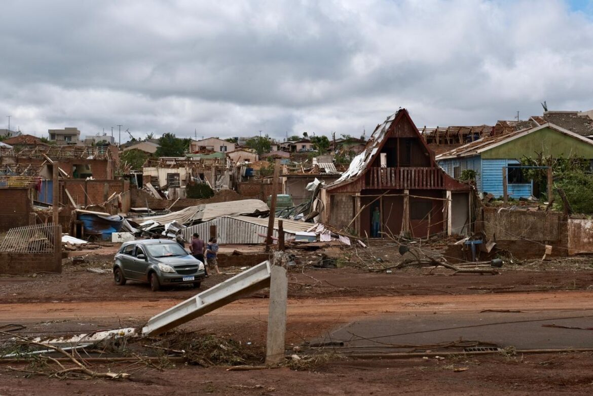 lula-presta-solidariedade-a-vitimas-de-tornado-no-parana-e-envia-ajuda-federal-a-regiao-destruida;-ao-menos-6-pessoas-morreram