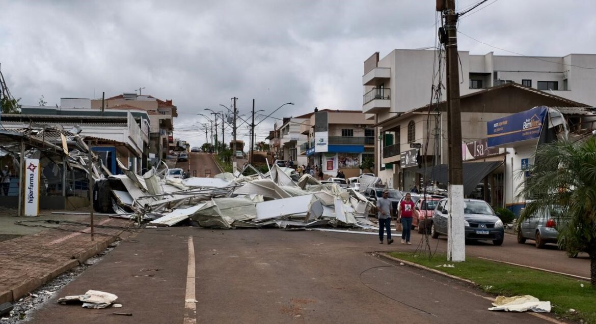 parana-decreta-calamidade-em-cidade-destruida-por-tornado-e-concentra-ajuda-em-laranjeiras-do-sul