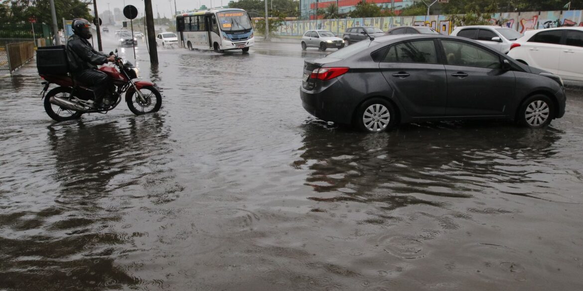 frente-fria-derruba-arvores-e-causa-alagamentos-no-rio-de-janeiro