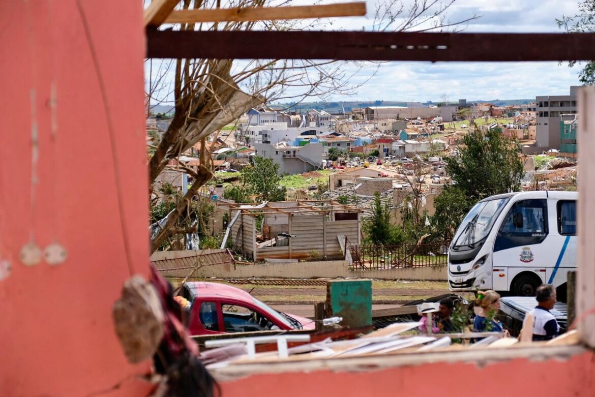 rastro-de-destruicao-no-parana:-ventos-de-ate-250-km/h-impactaram-quase-15-mil-pessoas