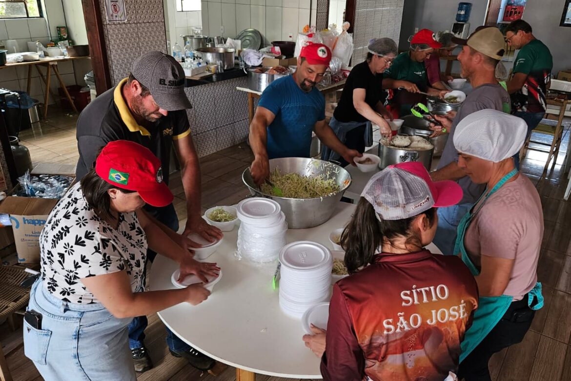 brigada-do-mst-chega-a-rio-bonito-do-iguacu-(pr)-para-ajudar-familias-atingidas-por-tornado