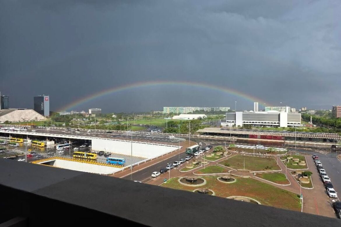 arco-iris-completo-corta-a-esplanada-e-encanta-brasilienses-nesta-2a