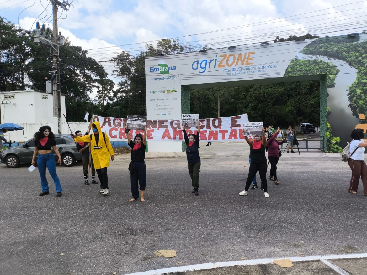 em-protesto,-mst-denuncia:-agrizone,-tu-nao-me-engana