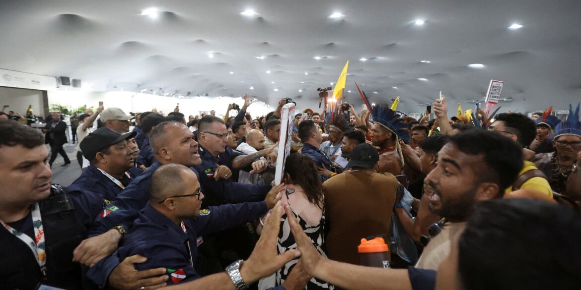 cop30:-manifestantes-confrontam-seguranca-para-entrar-em-area-restrita