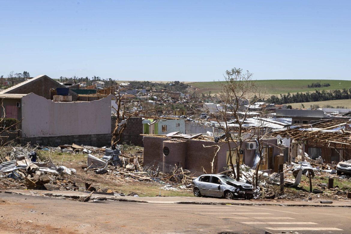 defensoria-publica-da-uniao-faz-forca-tarefa-para-atender-vitimas-de-tornados-no-pr