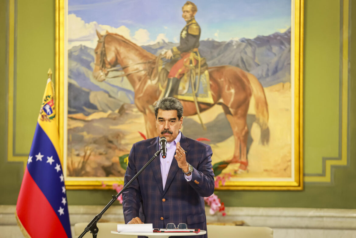 maduro-pede-prontidao-para-luta-armada-apos-chegada-de-porta-avioes-dos-eua