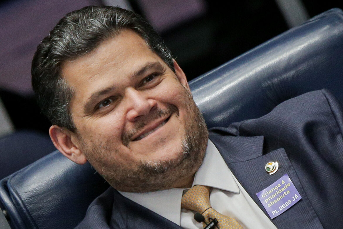 com-pacheco-indefinido,-alcolumbre-chama-cleitinho-de-meu-governador