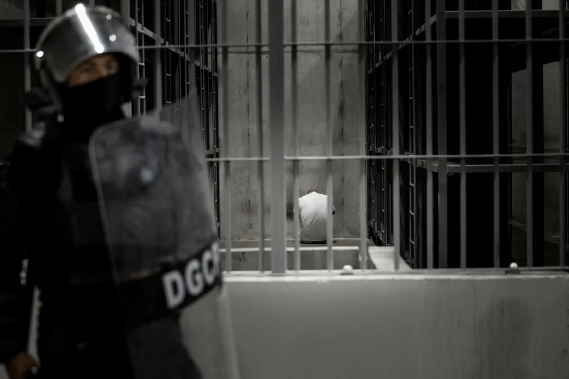 venezuelanos-deportados-dos-eua-denunciam-sessoes-de-tortura-em-presidio-de-el-salvador