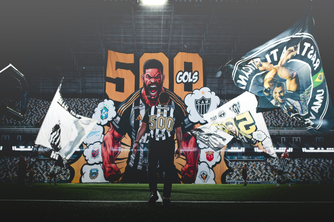 hulk-e-homenageado-na-arena-mrv-antes-de-confronto-com-o-fortaleza