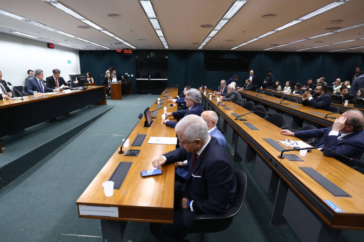 congresso-negocia-com-governo-'emenda-panetone',-extra-de-r$-3-mi-por-parlamentar-em-fim-de-ano