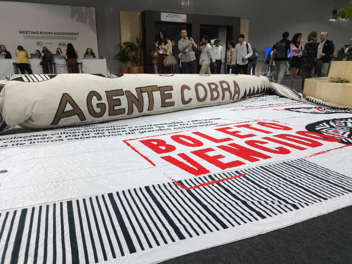 na-zona-azul-da-cop30,-manifestantes-levam-boleto-bancario-para-cobrar-compromissos-dos-paises-ricos