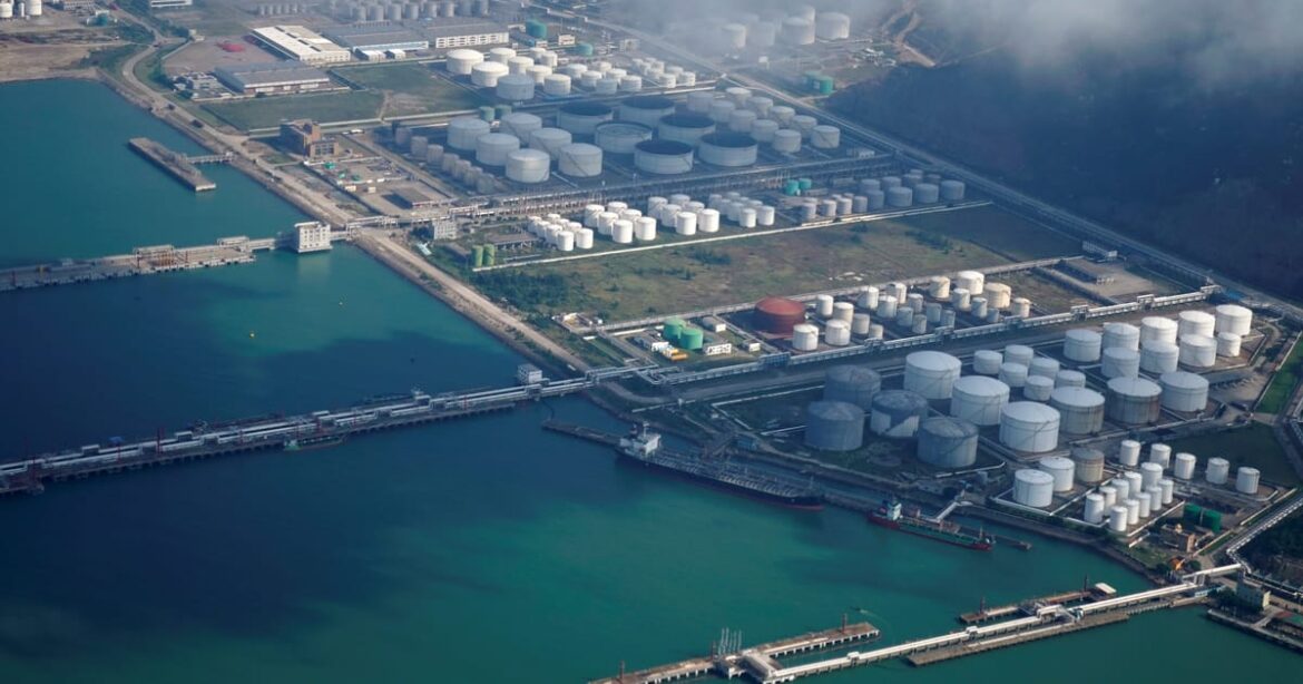 petroleo-fecha-praticamente-estavel-apos-perdas-acentuadas-na-sessao-anterior