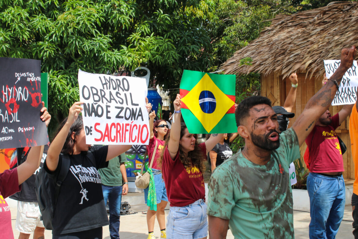 movimentos-protestam-contra-hydro,-condenada-por-crimes-ambientais,-durante-discurso-na-cop30
