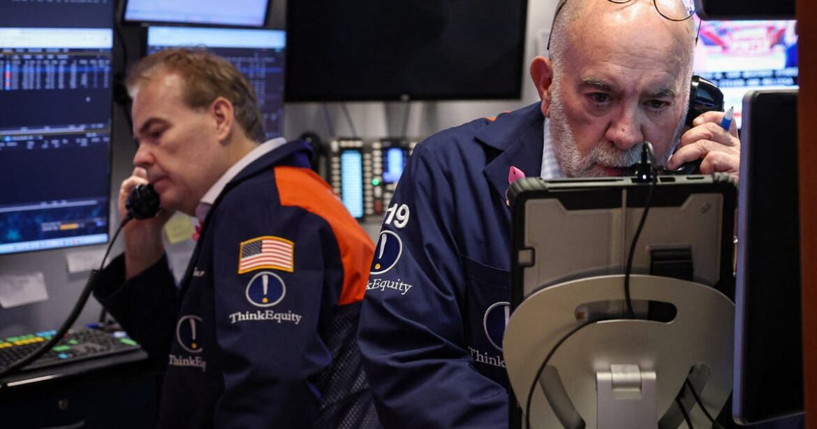 wall-street-cai-com-venda-de-papeis-de-tecnologia-e-duvidas-sobre-corte-de-juros-em-dezembro