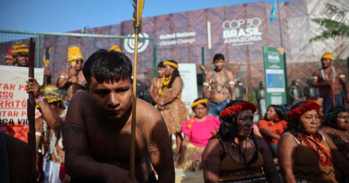cop30-manifestantes-indigenas-bloqueiam-entrada-da-cupula-climatica-em-belem