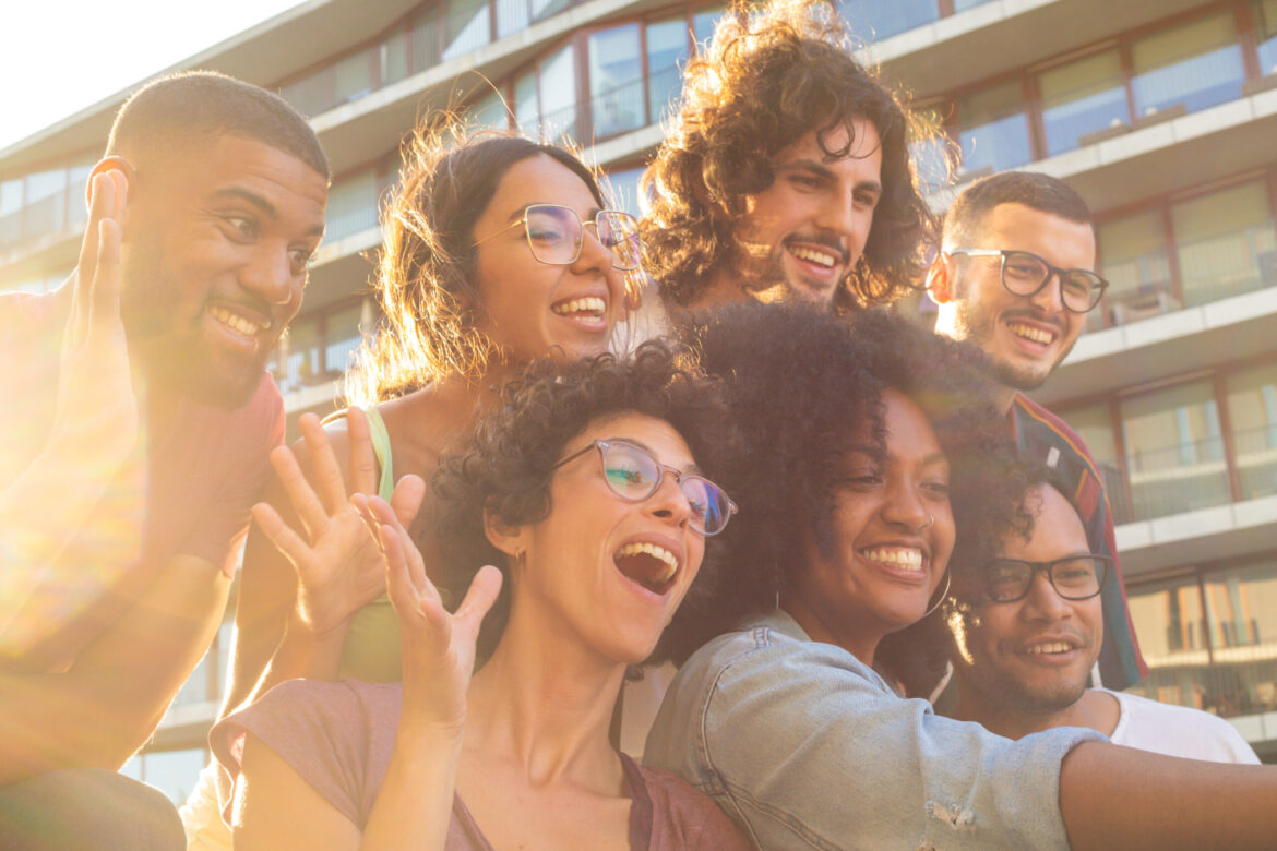 juventude-mantem-esperanca-em-meio-a-crise,-mas-enfrenta-precarizacao-e-desigualdades,-aponta-estudo
