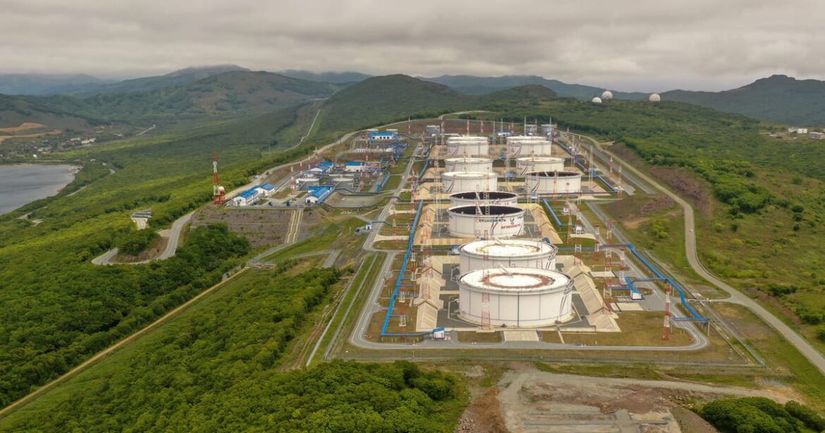 petroleo-sobe-2%-apos-porto-russo-suspender-exportacoes-por-ataque-de-drones-ucranianos