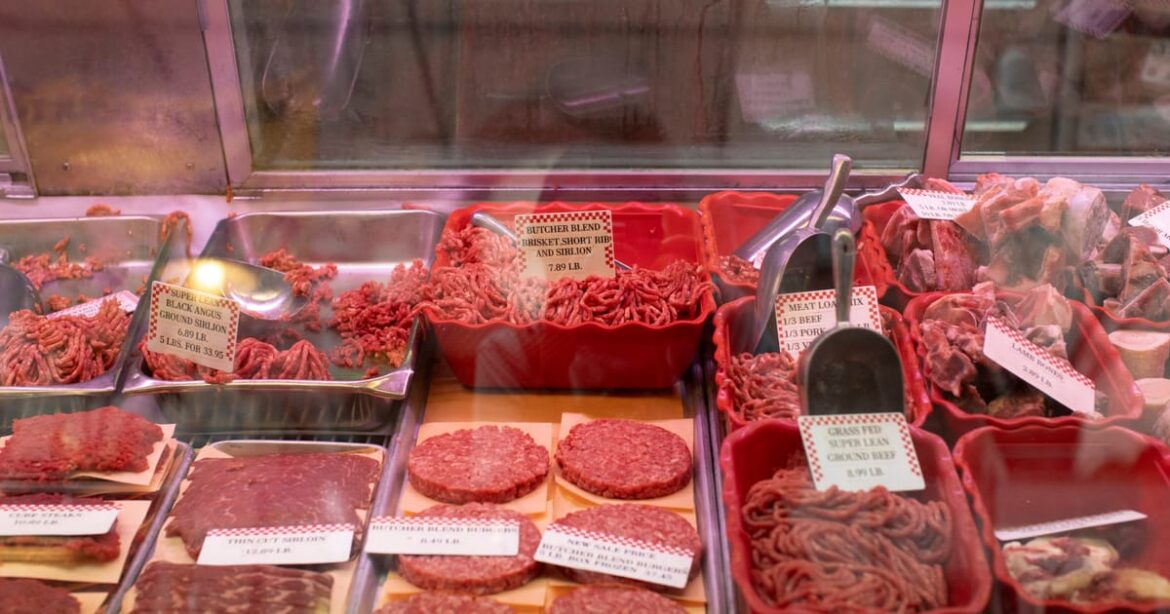 trump-reduz-tarifas-sobre-carne-bovina,-cafe-e-outros-alimentos-conforme-aumentam-preocupacoes-com-inflacao