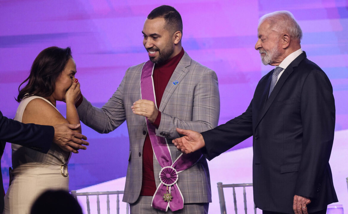lula-concede-medalhas-na-area-da-educacao-para-janja,-moraes,-motta,-gil-do-vigor-e-felipe-neto