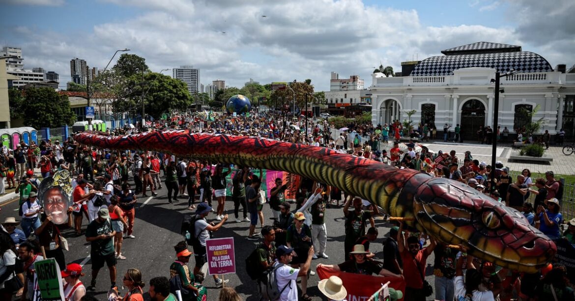 manifestantes-ambientais-protestam-no-calor-de-belem-em-meio-a-cupula-climatica
