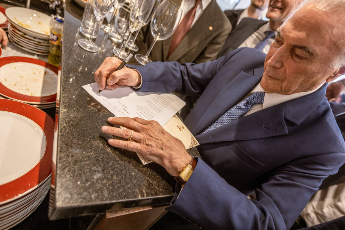 temer-recebe-homenagem-de-entidade-de-alunos-da-sao-francisco-e-recita-poema