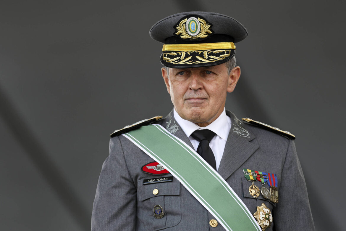 chefe-do-exercito-pede-a-moraes-que-militares-condenados-nao-sejam-algemados-na-hora-da-prisao