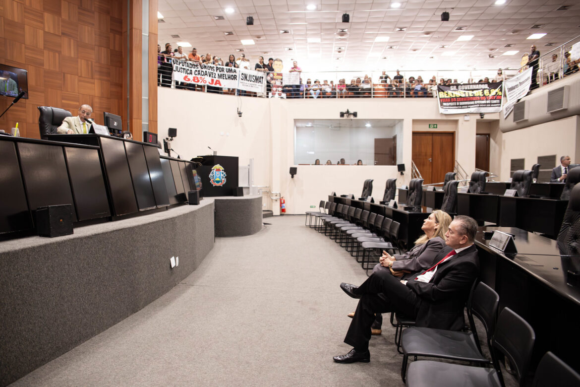 deputados-aprovam-reajuste-para-servidores-do-tjmt;-projeto-segue-para-sancao