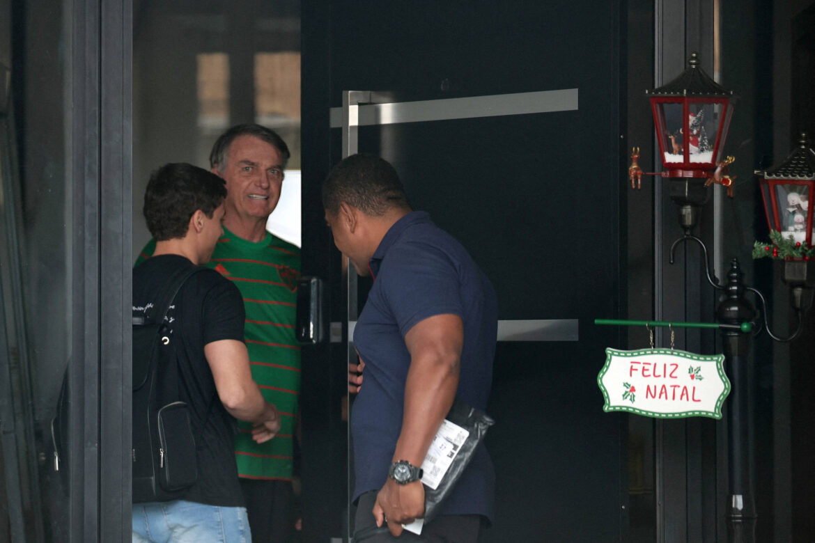 defesa-fala-em-'risco-a-vida'-de-bolsonaro-e-pede-a-moraes-cumprimento-de-pena-em-casa