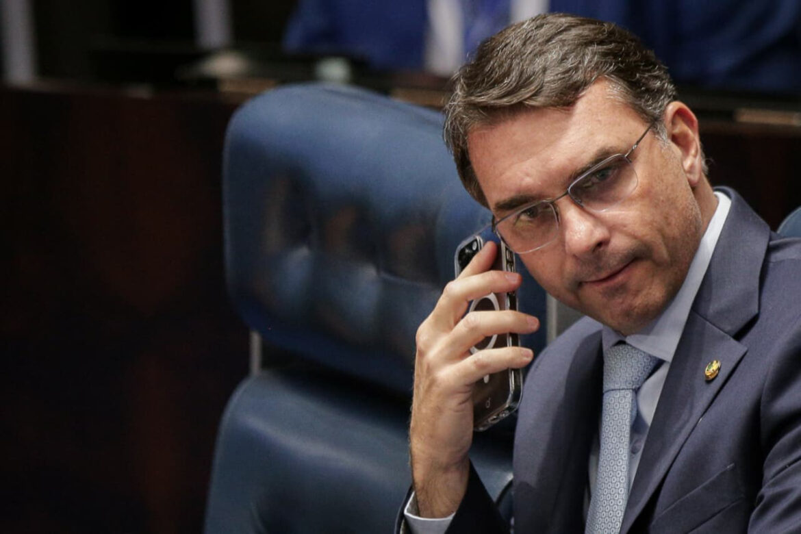 flavio-bolsonaro-fala-apos-prisao-preventiva-do-pai.-siga