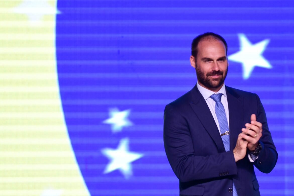 mais-um-refem-na-mao-de-moraes,-diz-eduardo-sobre-voltar-ao-brasil