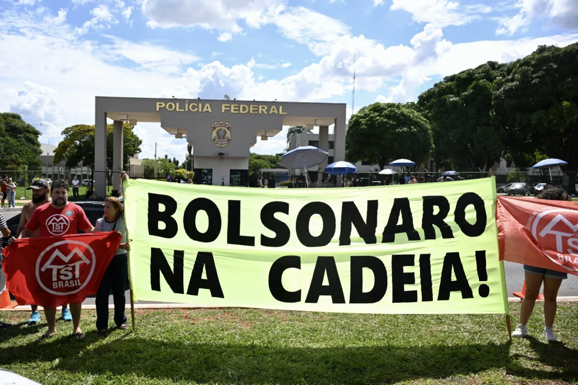 manifestantes-vao-a-pf-e-celebram-prisao-preventiva-de-bolsonaro-como-momento-historico