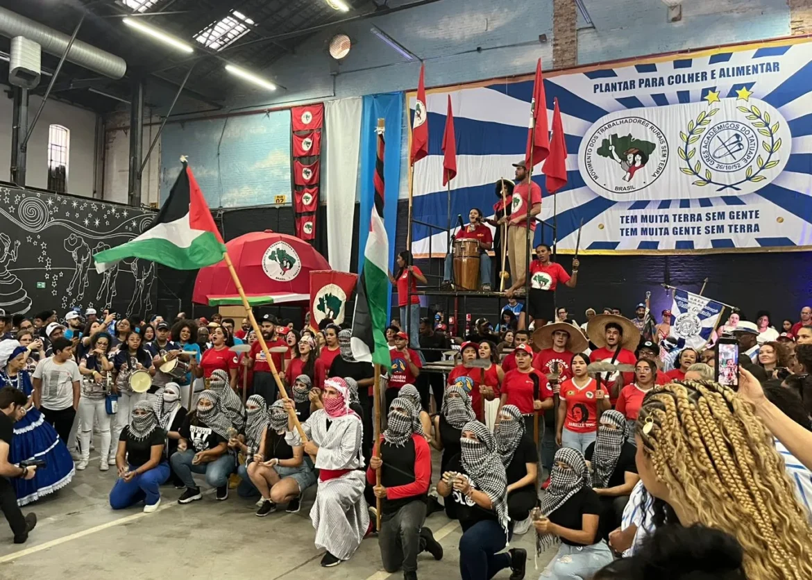 carnaval-do-mst-em-sp-celebra-samba-enredo-sobre-reforma-agraria-e-se-transforma-em-festa-pela-prisao-de-bolsonaro