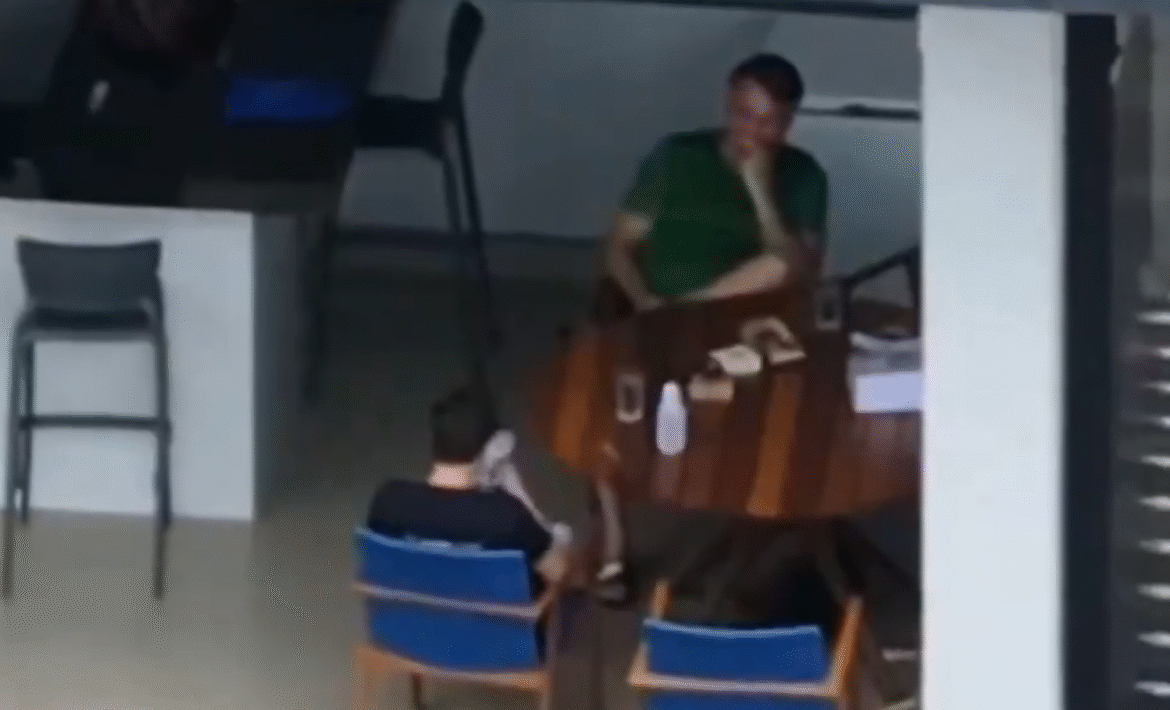 video:-nikolas-desrespeita-stf-e-usa-celular-na-casa-de-bolsonaro-antes-da-prisao