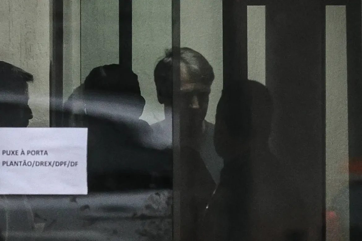 banho-de-sol-e-muita-tv:-os-primeiros-dias-de-bolsonaro-na-prisao