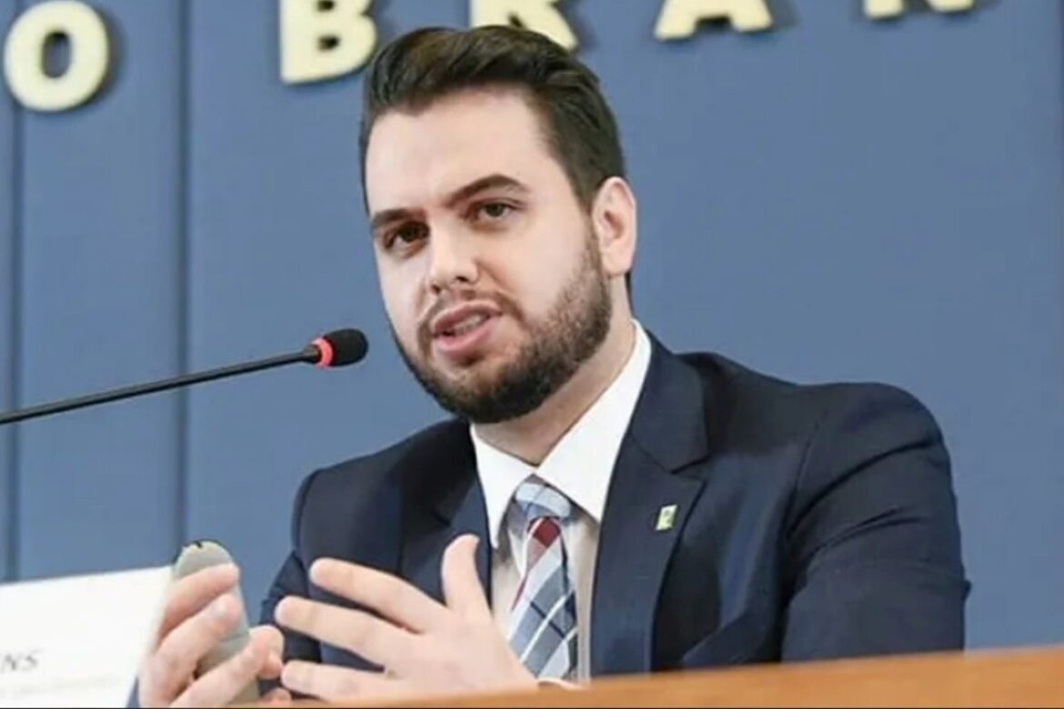 moraes-diz-que-filipe-martins-nao-violou-regras,-mas-mantem-cautelares